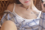 火辣吊帶美女撩長腿性感寫真