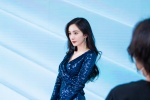 Photo of Yang Mi's sexy legs in deep V high slit dress