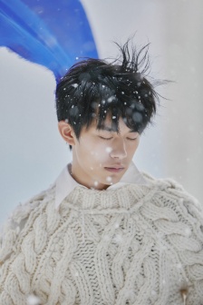 Yi Yangqianxi magazine behind-the-scenes photos and handsome pictures