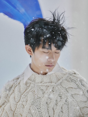 Yi Yangqianxi magazine behind-the-scenes photos and handsome pictures