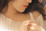 Sexy beauties with fragrant shoulders and eye-catching photos