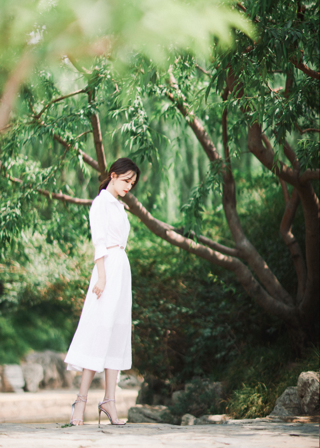 李沁白色衬衫裙优雅气质写真