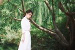 李沁白色衬衫裙优雅气质写真