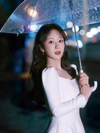 Photos of Yang Zi walking on the street with a beautiful umbrella at night