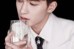 Zhu Zhengting handsome photo in white suit