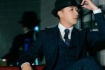 Han Geng elegant and handsome photo in British style suit