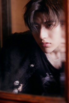 蔡徐坤印花背心帅气活动照图片