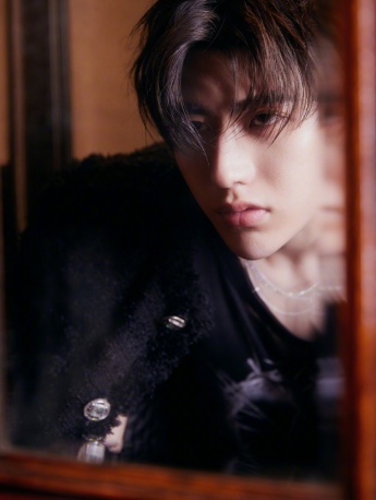 Cai Xukun's handsome event photos in printed vest