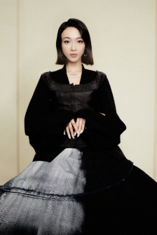 Wu Jinyan sexy photo in elegant black dress