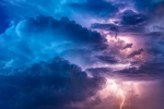 Shocking thunder and lightning weather without watermark computer wallpaper