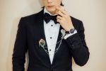 Lee Seung-hyun looks handsome in black suit, gentleman's photo