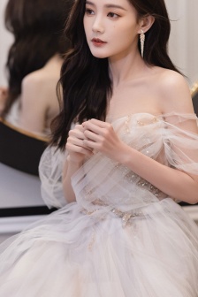 Li Yitong photo full screen mobile wallpaper