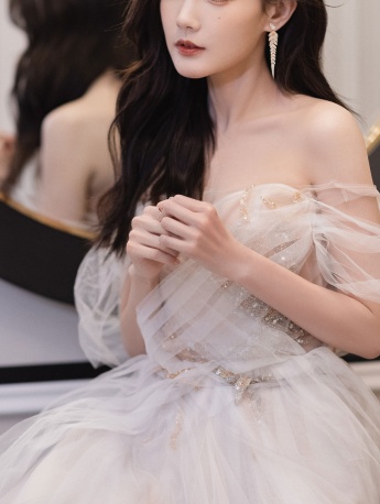 李一桐写真全面屏手机壁纸