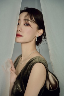 Sexy photo of Zhang Xiaofei in green deep V dress