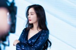 Photo of Yang Mi's sexy legs in deep V high slit dress