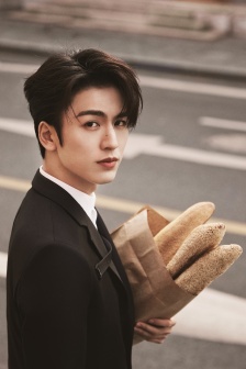 Zhang Linghe Dior men's mobile phone wallpaper