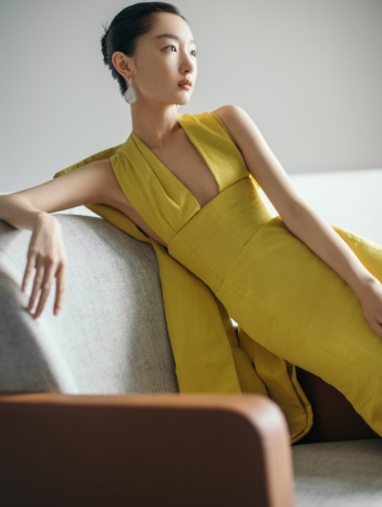 Zhou Dongyu sexy fashion photo in yellow dress