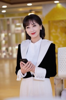 趙雅芝黑白拼接外套性感寫真