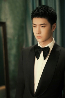 Wang Yibo's elegant and handsome photo in white shirt and black suit