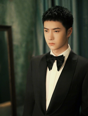 Wang Yibo's elegant and handsome photo in white shirt and black suit