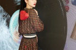 Fu Jing's charming and sexy photo in high ponytail printed skirt