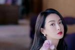 Song Qian's charming and sexy photo of off-shoulder dress
