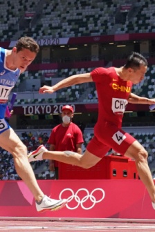 High-definition photos of the men's track and field 4×100 meter relay finals