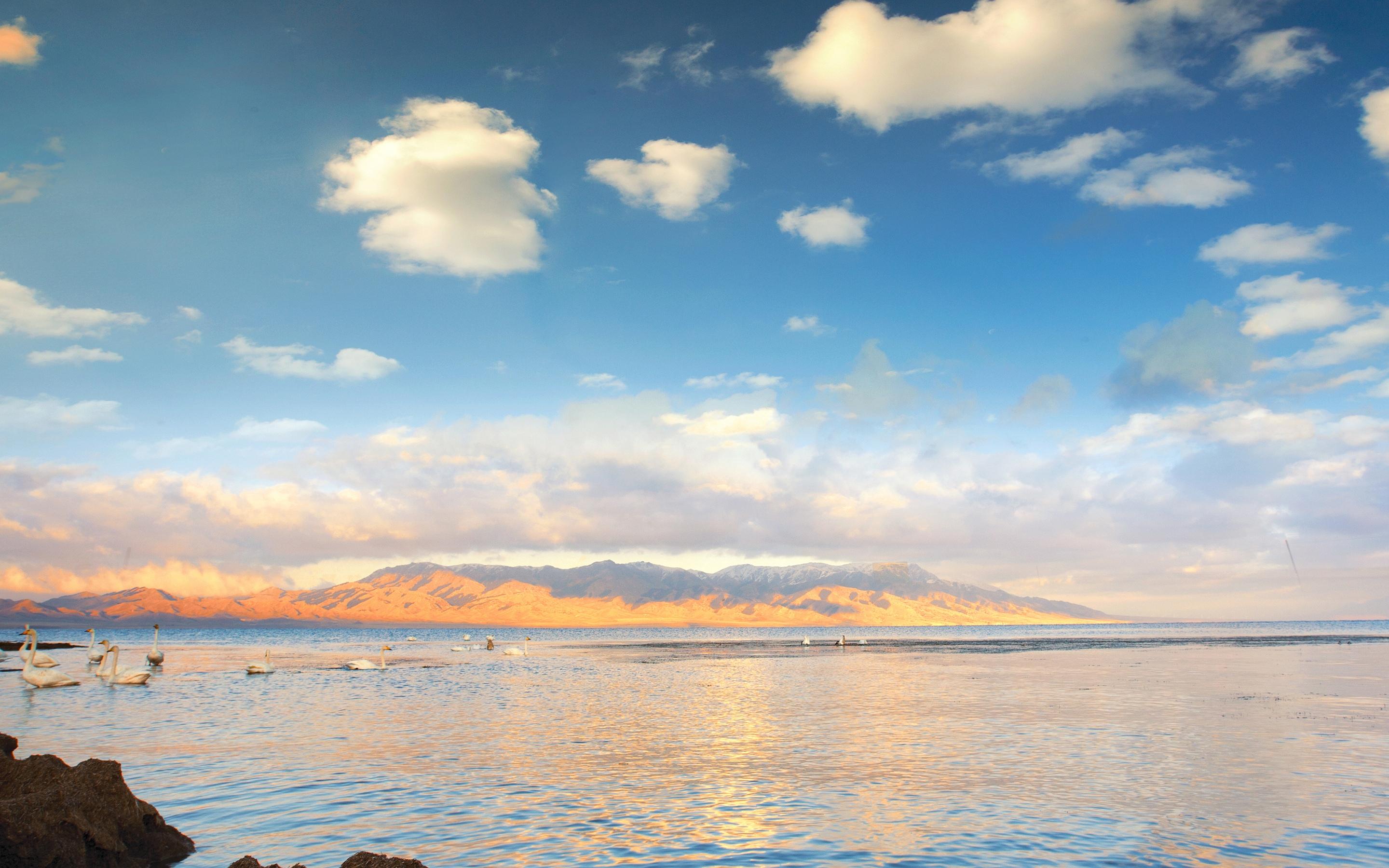 新疆赛里木湖的日出风光图片壁纸