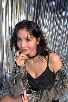 TWICE member momo shows her forehead modeling pictures