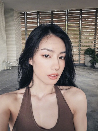 美女陈暖央开叉包臀裙露背装妩媚性感图片