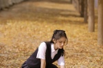 银杏树下的学生妹美女写真图片