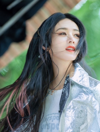 Zhao Liying highlights dyed fishnet pants for fashion magazine photo