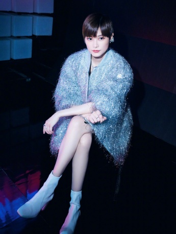 李宇春银色拉丝外套时尚写真