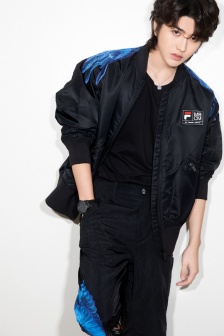 Cai Xukun's trendy and handsome photos in autumn