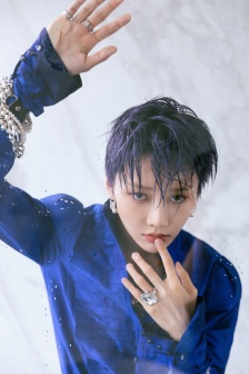 Liu Yuxin purple wet hair glamor photo pictures