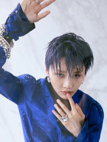 Liu Yuxin purple wet hair glamor photo pictures