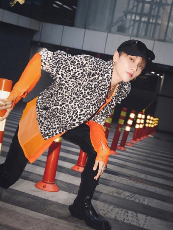 Liu Yuxin’s leopard print fashion and sexy photo