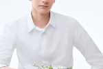 Lin Yi's refreshing and handsome photo in white shirt