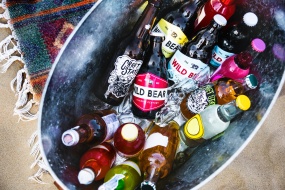 Refreshing summer ice beer picture material wallpaper