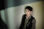 Wang Yibo handsome photo in dark green cashew flower shirt
