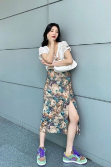 Korean actress JOY updates ins photos