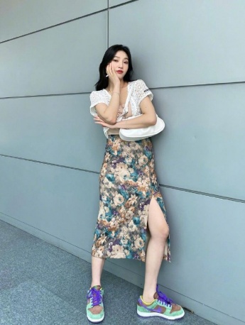 Korean actress JOY updates ins photos