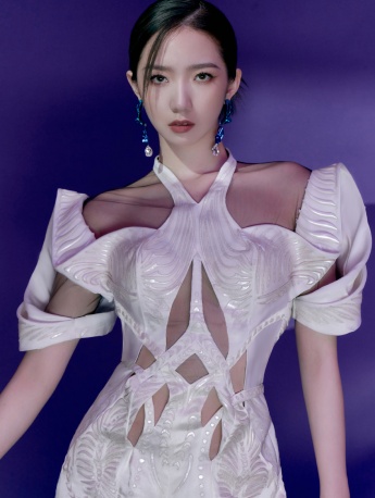 Meng Meiqi sexy photo in white hollow one-piece suit