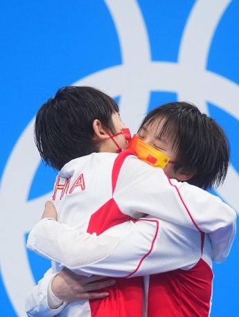 张家齐陈芋汐女子双人十米台夺金高清组图