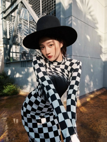 關曉彤酷颯時尚寫真圖片