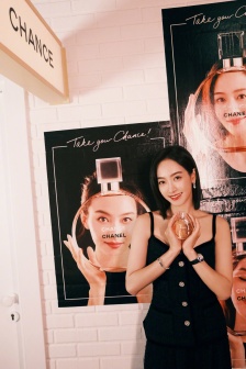 Song Qian's sexy photo pictures in black dress