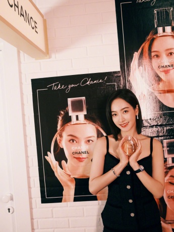 Song Qian's sexy photo pictures in black dress