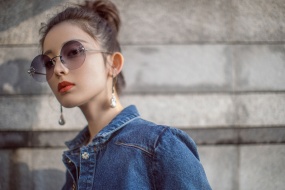 Guli Nazha's glasses make her cool and sexy photo wallpaper