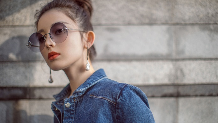 Guli Nazha's glasses make her cool and sexy photo wallpaper