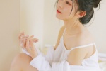 高颜值美女露肩吊带丰满写真
